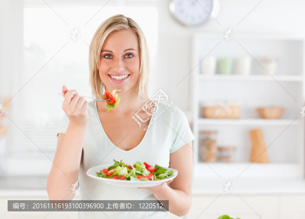 特寫一個(gè)華麗的女人吃沙拉
