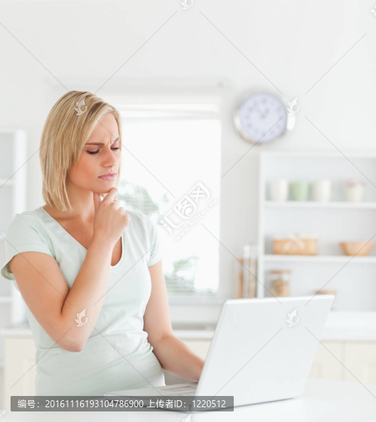 好奇華麗的女人看著筆記本
