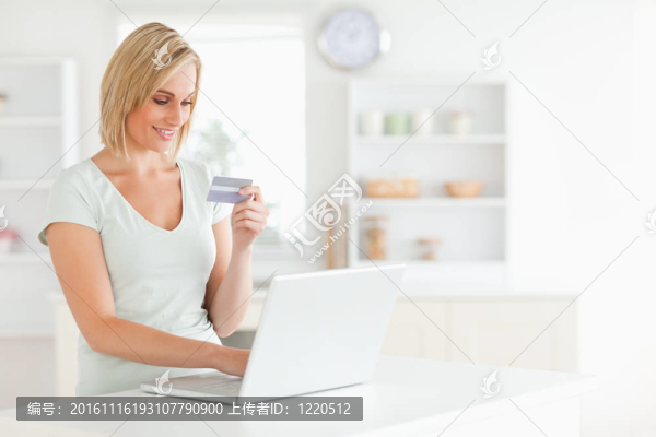 帶信用卡和筆記本的女人