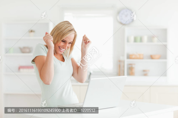 笑迷人的女人看筆記本電腦