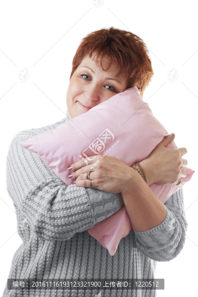 快樂的女人擁抱粉紅色的枕頭