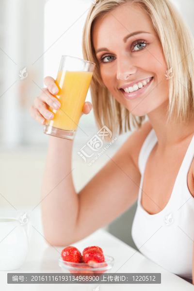 女人喝杯橙汁