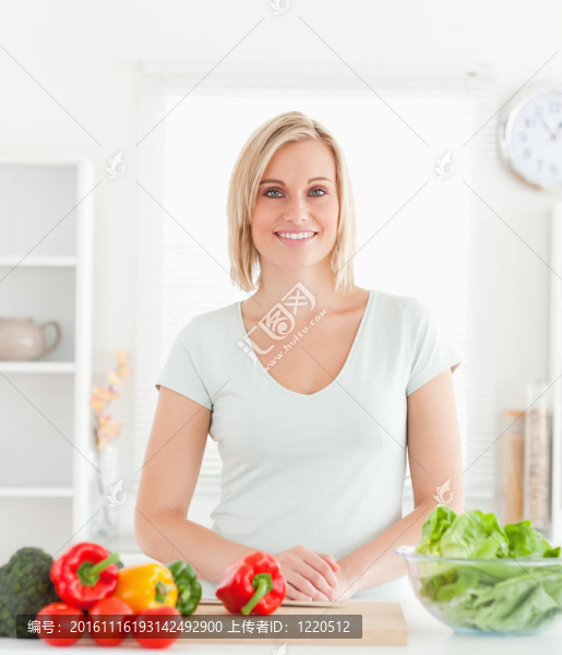 站在廚房里的年輕女人