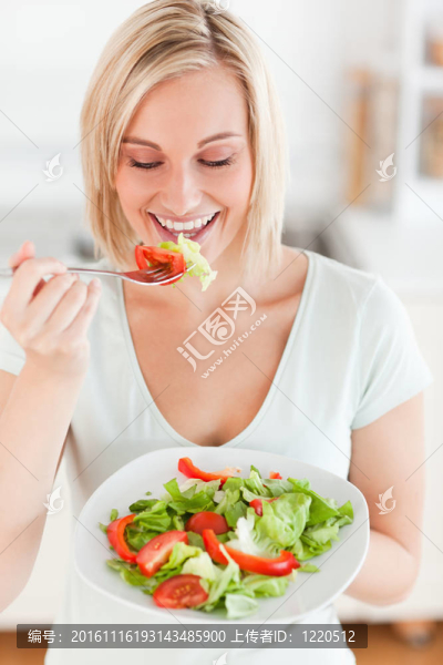 金發(fā)女人吃沙拉