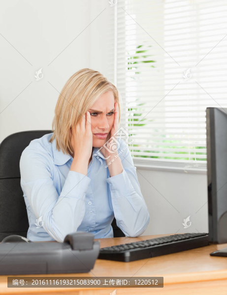 沮喪的工作婦女看著屏幕