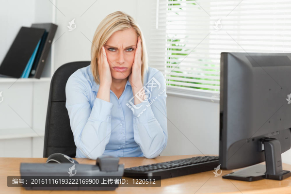 沮喪的女人看著相機
