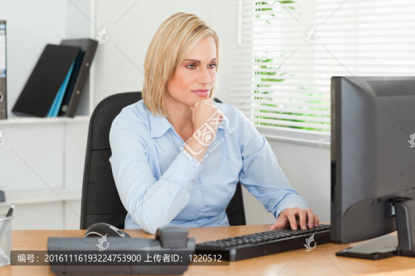 工作認(rèn)真的女人在屏幕前看著它