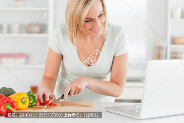 女人喜歡烹飪尋找食譜在筆記本電腦
