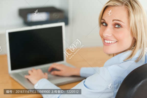 金發(fā)女商人笑到相機