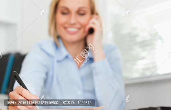 可愛的女商人在移動(dòng)注意的東西