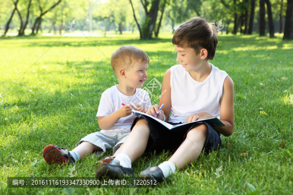 公園里的孩子們在讀一本書