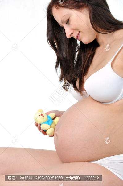 帶孩子玩具的孕婦