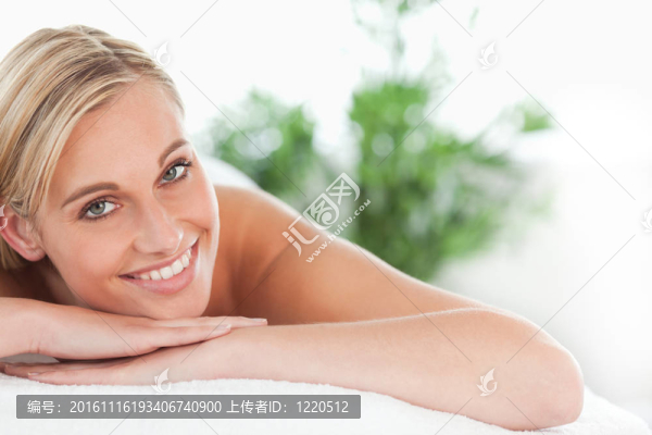 靠近一個(gè)金發(fā)女子躺在躺椅