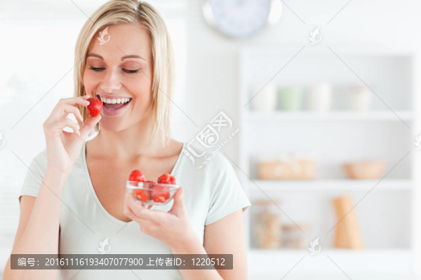 接近一個(gè)享受女人吃草莓