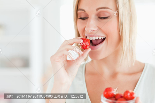 女人喜歡吃草莓