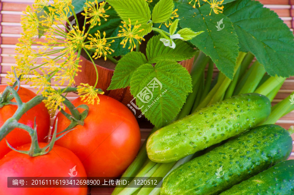 西紅柿，黃瓜，洋蔥，花和綠葉