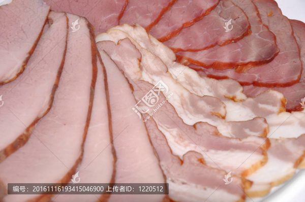 從煮熟的豬肉和