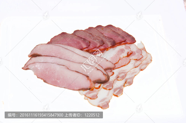 從煮熟的豬肉和