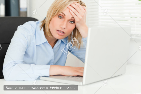 金發(fā)女商人摸摸她的額頭在懷疑