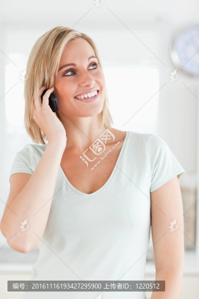 電話里的年輕女人