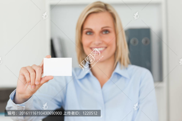 金發(fā)女商人拿著卡看起來沒有相機