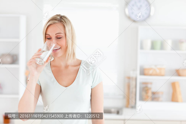 迷人的女性飲用水站