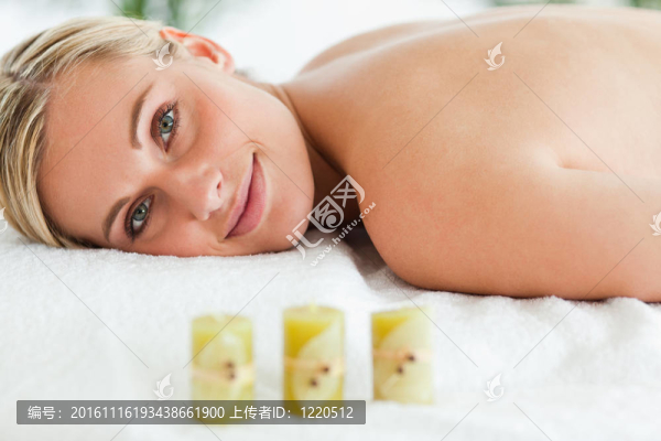 金發(fā)女人微笑著對(duì)按摩椅躺