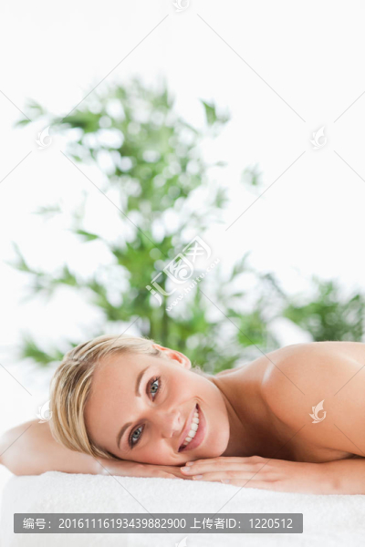 漂亮的金發(fā)女子在躺椅放松