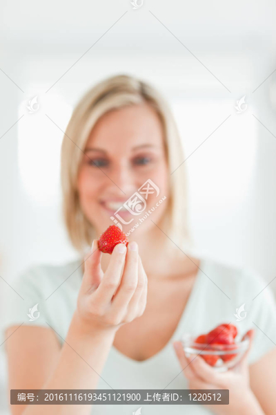 看著快樂(lè)的草莓女人