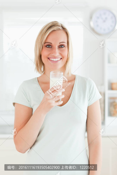 盛滿(mǎn)牛奶的女人