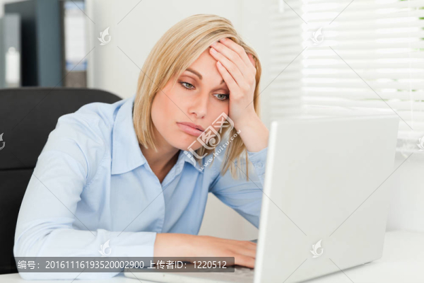 金發(fā)女郎摸她的額頭累了