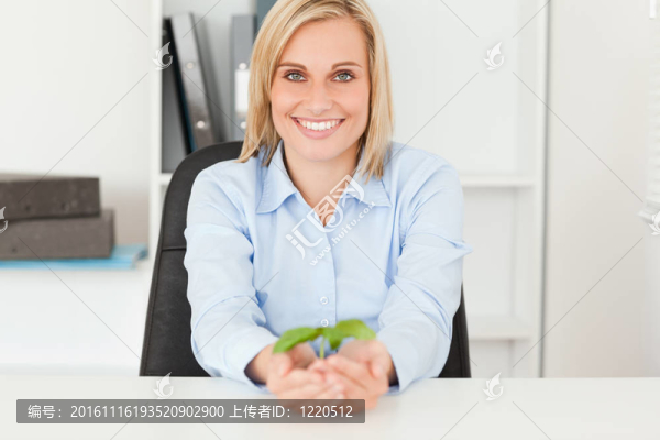 女人抱著一個小廠的鏡頭微笑