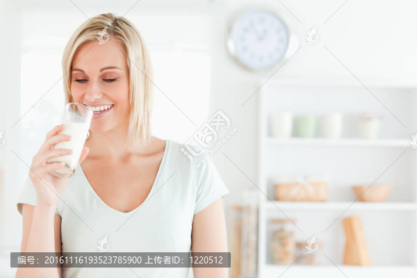 女人喝牛奶