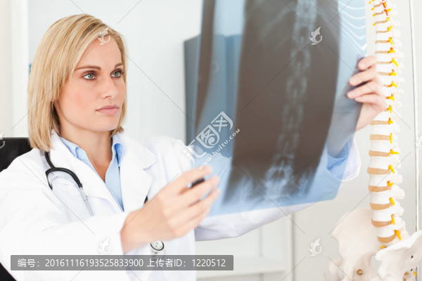 嚴肅的醫(yī)生看著X射線