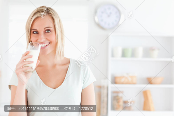 喝牛奶的女人看著相機