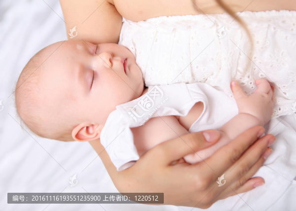 一個(gè)女?huà)氲男は? title=