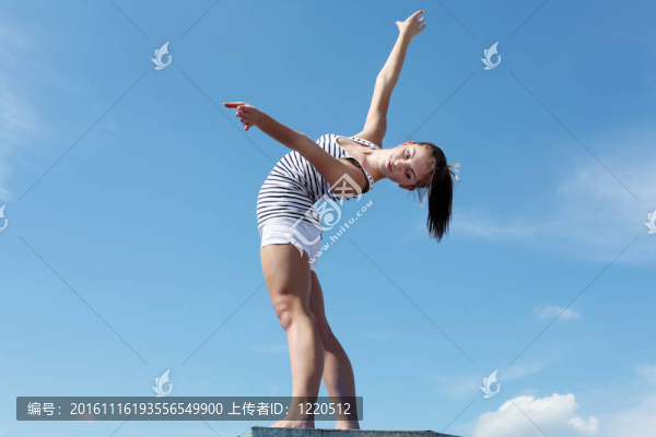 一個(gè)年輕女子做運(yùn)動(dòng)的畫像