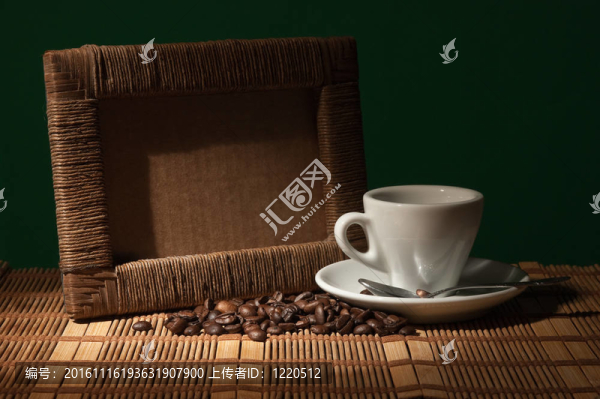 相框和杯子