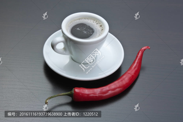 咖啡杯和紅辣椒