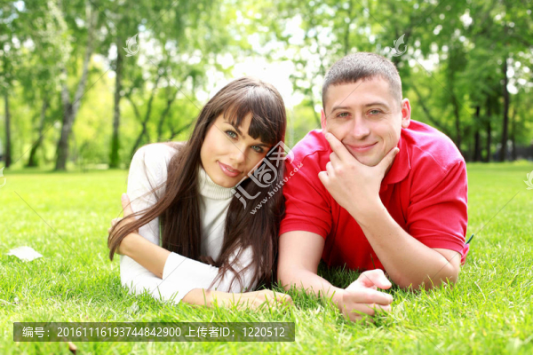 公園里的年輕夫婦