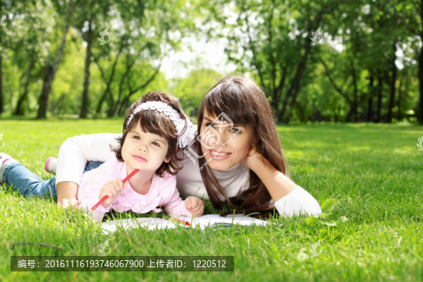 母親和女兒在外面