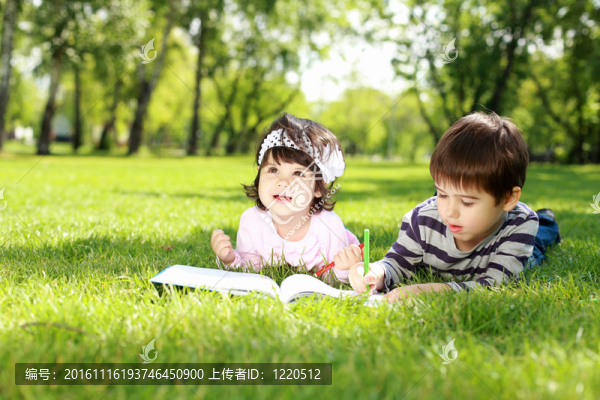 公園里的孩子們?cè)谧x一本書