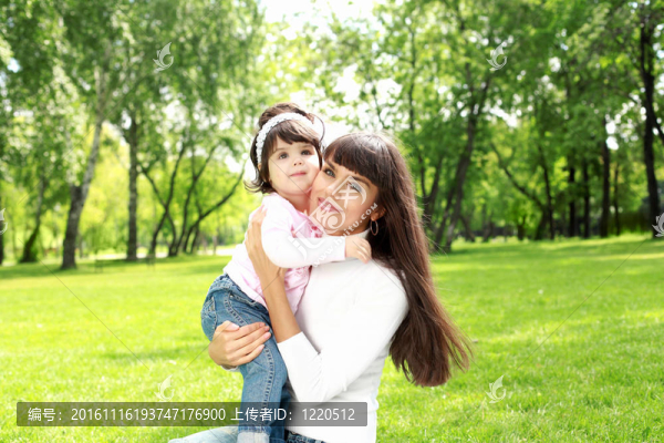 母親和女兒在外面