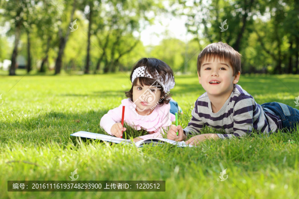 公園里的孩子們在讀一本書