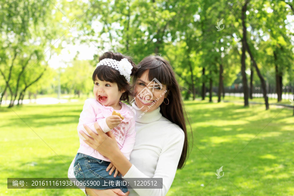 母親和女兒在外面