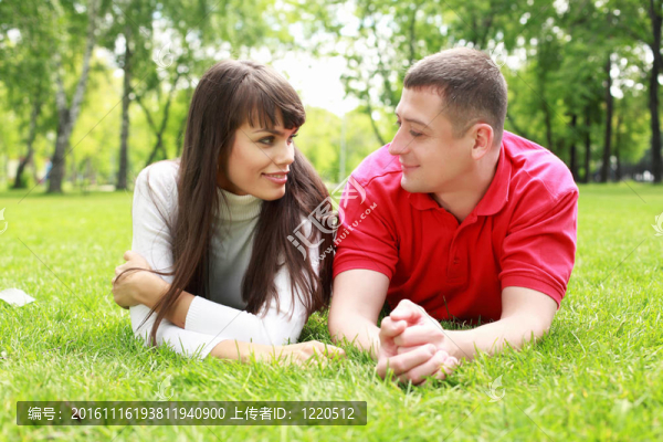 公園里的年輕夫婦