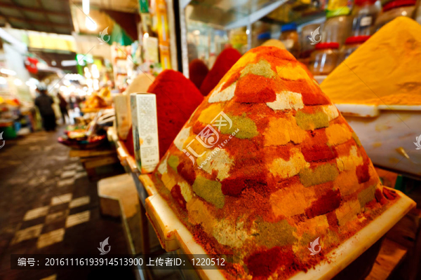 黃色裝飾金字塔；綠色