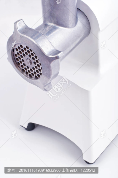 白色背景的現(xiàn)代電動(dòng)絞肉機(jī)