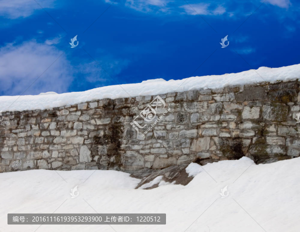 藍(lán)天的雪墻-匯圖網(wǎng) www.fosd68.com 藍(lán)天的雪墻