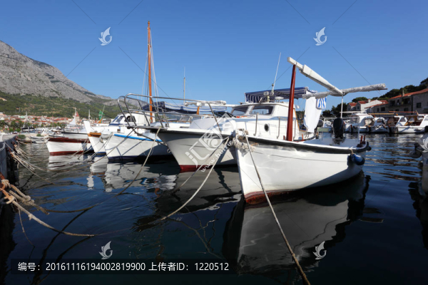 在克羅地亞小鎮(zhèn)馬卡爾斯卡漁船